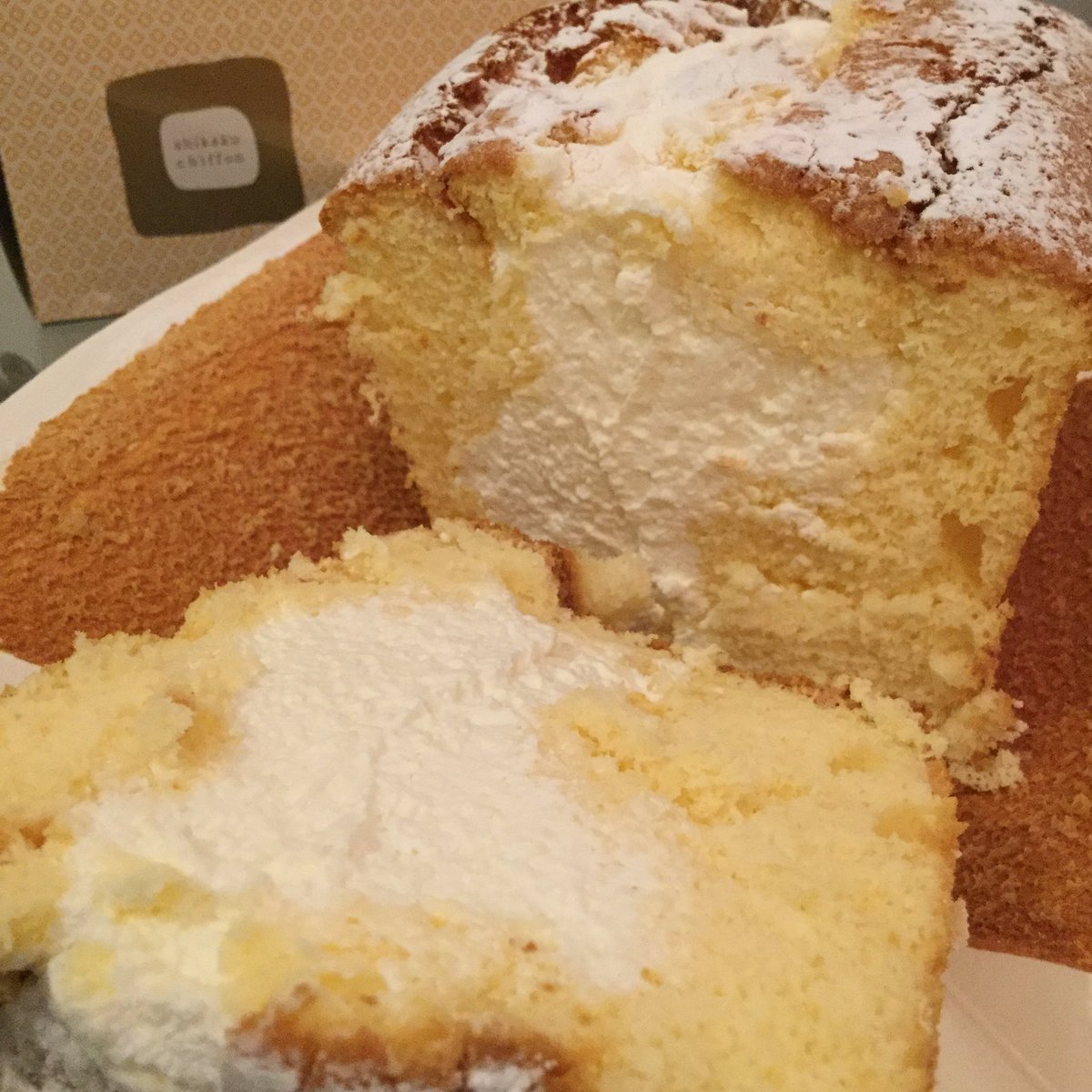 かおまる 石舟庵の生シフォン シフォン部分からはハチミツみたいな柑橘系の香り リーフレットをみたらニューサマーオレンジを シフォン生地にタップリ入れているとのコト そして生クリーム 石舟庵 生シフォン 生クリーム シフォンケーキ