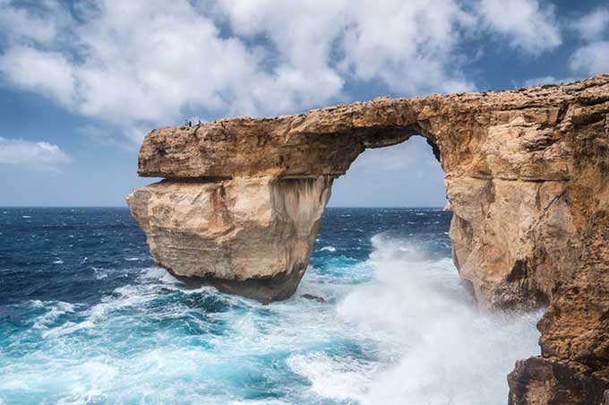 KimberleeRoggen's tweet photo. Malta's famous "Azure Window" has collapsed into the sea

https://t.co/jhEPcUQmiH https://t.co/OSWzSBIsMB