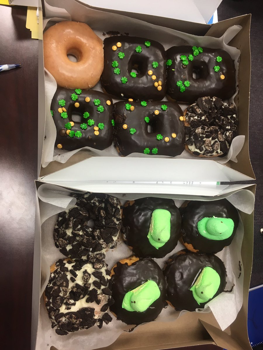 DavidsonEnglish's tweet photo. When @DonutBarDetroit makes an appearance for Donut Fridays #detroitdoesdonuts #E1 https://t.co/TbeXLv67kc