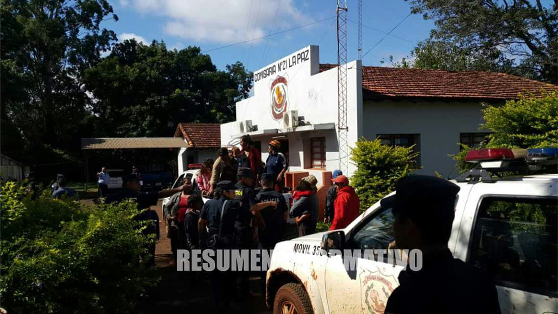 rtvpy's tweet photo. #Urgente Niños y niñas detenidos y separados de Padres en desalojo de Itapua. Ver mas en https://t.co/vIeOYW2RkL https://t.co/e6QyoXv04c