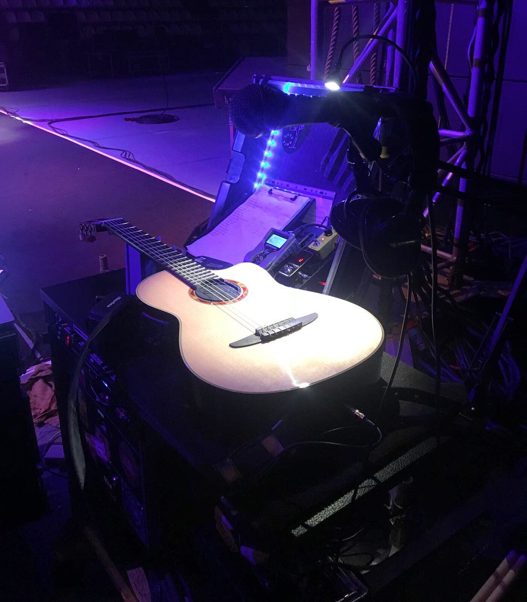 Lei è già pronta... #ApritiCieloTour @YamahaGuitarsEU