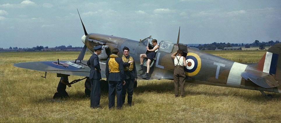 ron_eisele's tweet image. Ground crewmen prepare a Spitfire in a field outside of London during the height of the Battle of Britain.