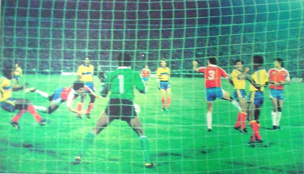 FANATIKSHOP's tweet photo. #UnDiaComoHoy en 1985 🇨🇱 golea 6-2 a #Ecuador
Carlos #Caszely anotó sus últimos 2 goles por #LaRoja
La histórica 👕
https://t.co/ohOcO1ckxt https://t.co/dEry8GDz7S