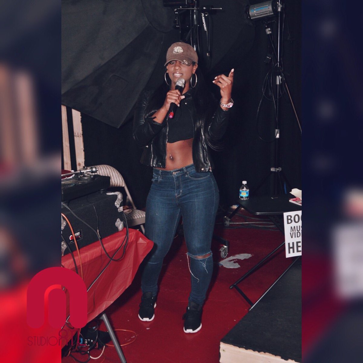 MStudioAtl's tweet image. 💣💥 @theofficialdele at #issafemalenetworkingevent 
. 
. #mixing #mstudioatl #atlanta #artist #singer #songwriter instagram.com/p/BRv_M3kF3G2/