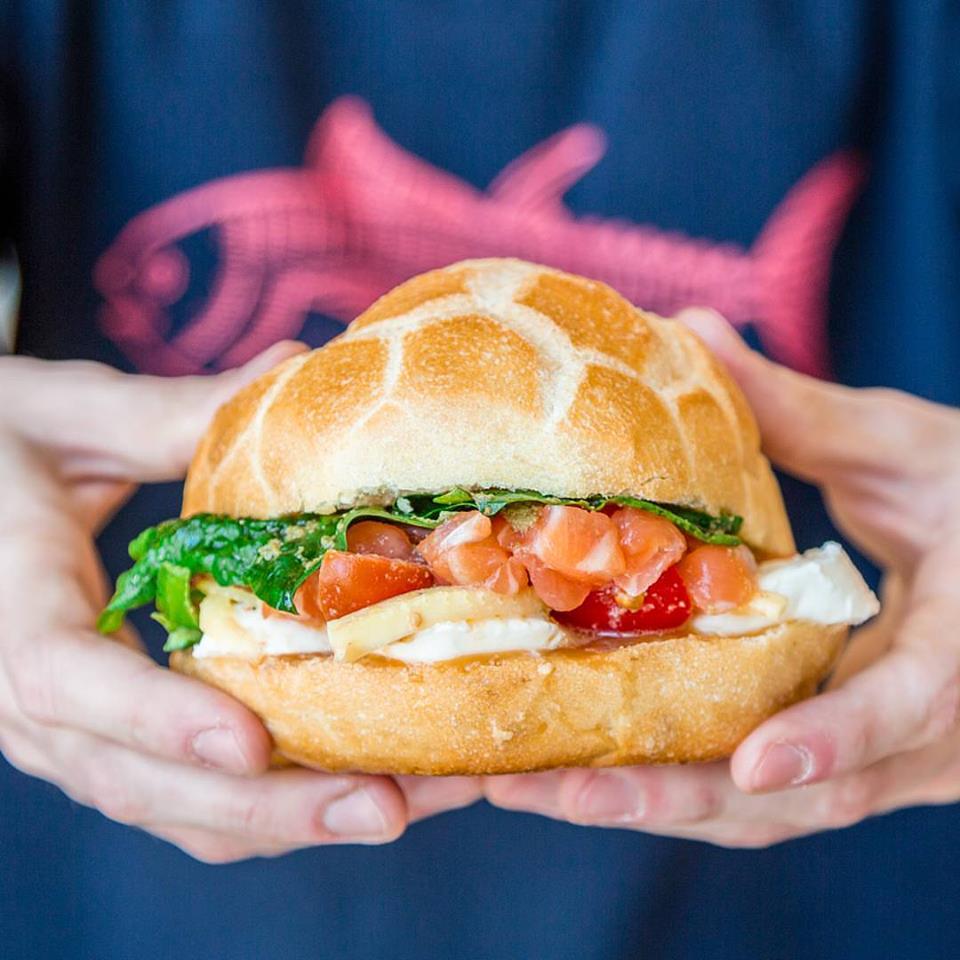 Tartare di salmone, fiordilatte, insalatina, olio alle mandorle tostate, direttamente dal nuovo menù di Pescaria! L'hai già provato?