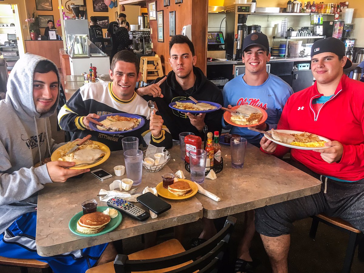 grahamlindman's tweet photo. Bad &amp; Brunchy !!!!! 🍳🍳🍳 https://t.co/ixT6MsNXcY