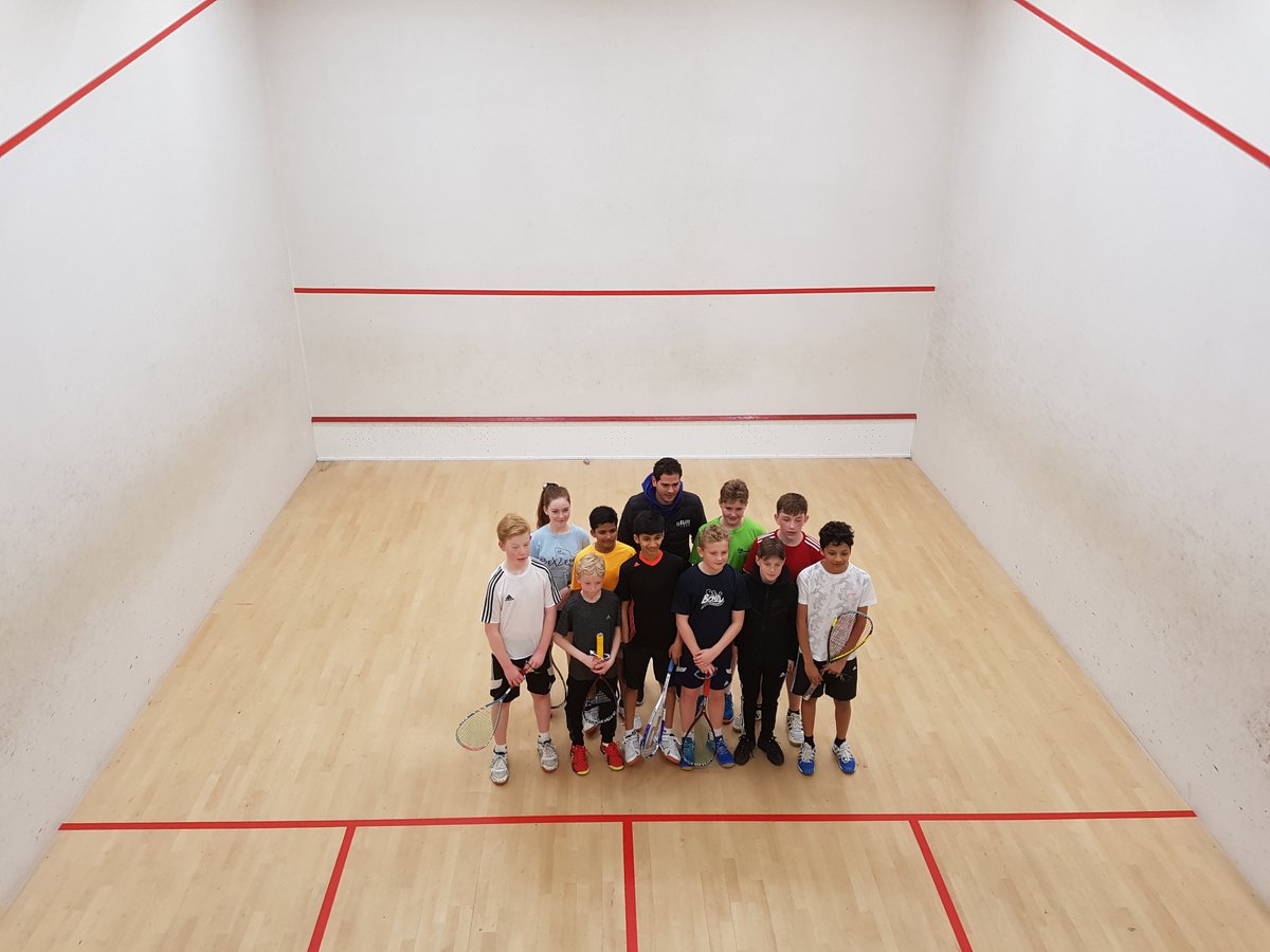 World Champion <a href="/Karimsamy91/">Karim</a> kindly taking time out for some photos and autographs with our junior squad before tonight's <a href="/pslsquash/">ES Premier Squash League</a> match