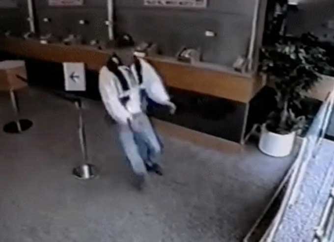 Robber thinks he's locked in bank. The door opens the other way.

bit.ly/2n6Pb2n