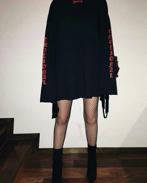 werefamousx's tweet photo. vc vai ser entrevistada no programa da ellen, qual roupa vc usa para a entrevista? https://t.co/Wya9jnwAKC