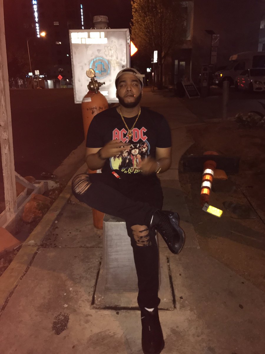 prettyboyizzy1's tweet photo. #SWSX2017 6️⃣⛽️ https://t.co/28GUI3CB7b