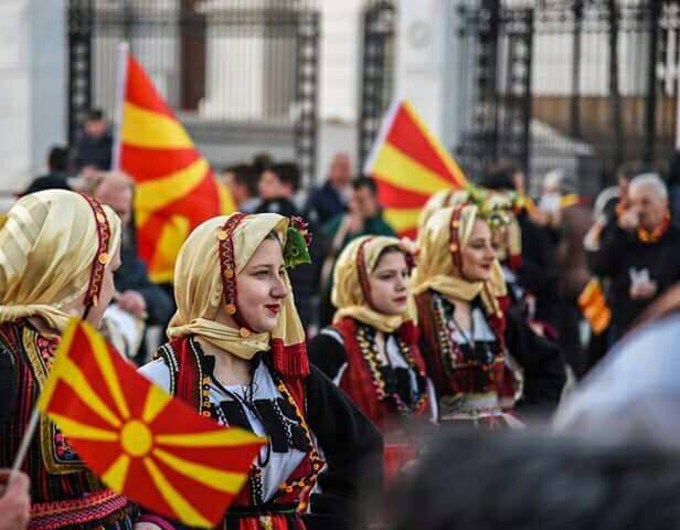 На денешниот протест беше испеана "Македонско девојче китка #тврдокорна! Јер #шарена е за нас сороспиите