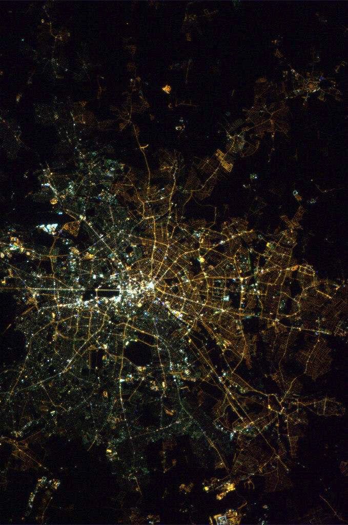 lucdebarochez's tweet image. De l’espace on voit encore la division de Berlin entre Est et Ouest, en raison de l’éclairage public différent