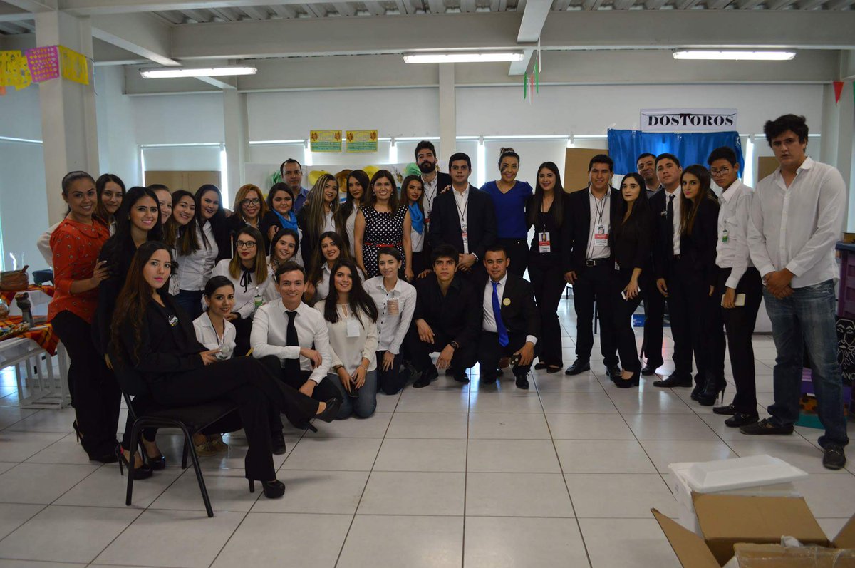 UADLosMochis's tweet photo. Alumnos de Mercadotecnia y Comercio exterior presentaron su exposición final de cuatrimestre, todo un éxito su trabajo #UAD #SomoLobos 🐺 https://t.co/BiC8aVMPl1