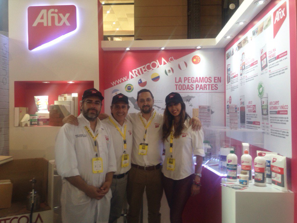 ARTECOLA_Chile's tweet photo. Parte del equipo que está presente en la 5ta feria de @lacasadechile en @EstacionMapocho aún estás a tiempo VEN 😊 https://t.co/otdRbD4hGh