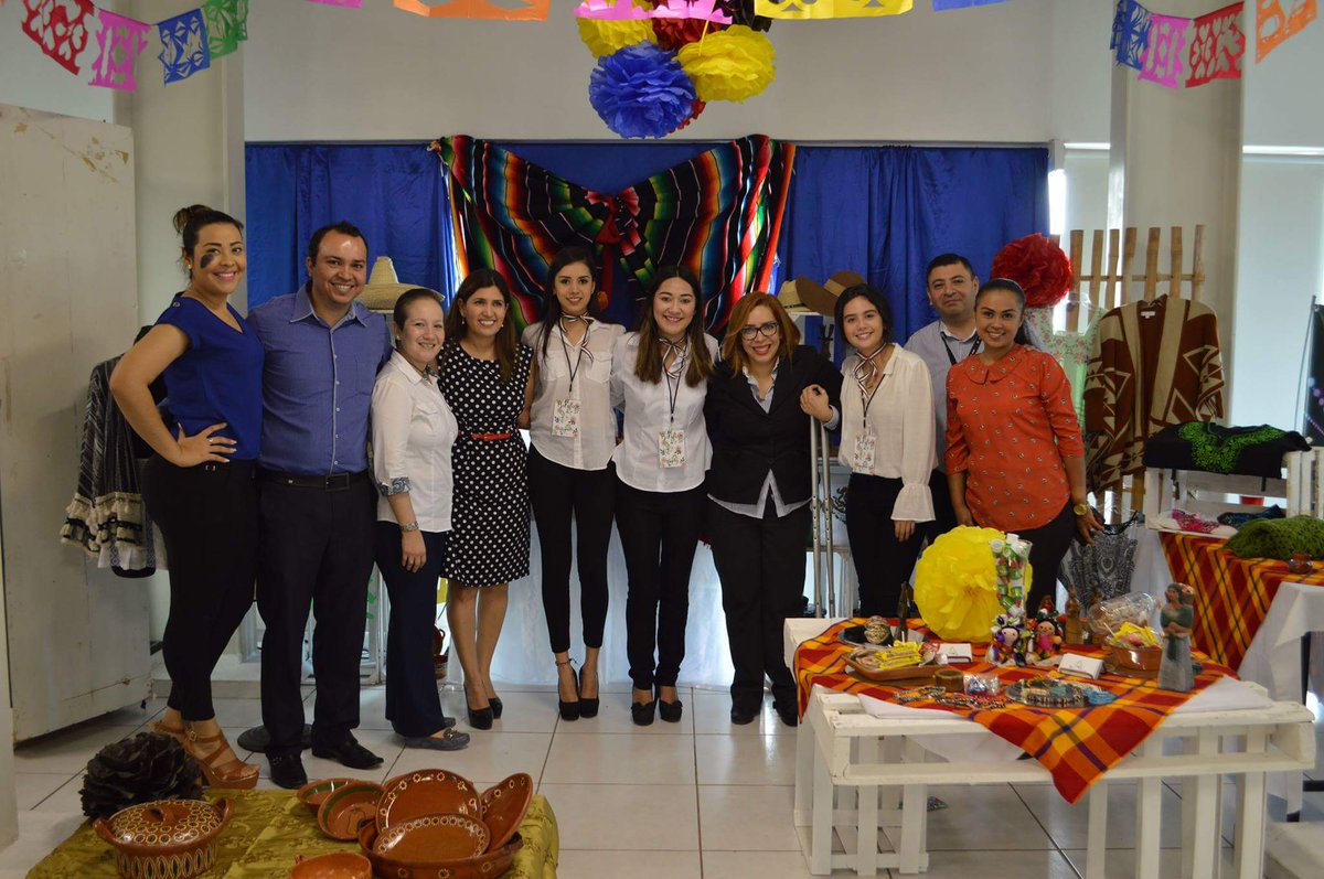 UADLosMochis's tweet photo. Alumnos de Mercadotecnia y Comercio exterior presentaron su exposición final de cuatrimestre, todo un éxito su trabajo #UAD #SomoLobos 🐺 https://t.co/BiC8aVMPl1