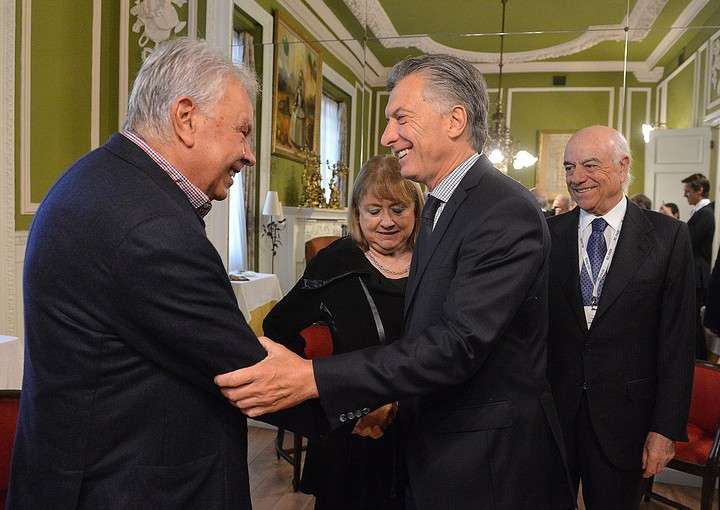 Montesinos2010's tweet photo. Miren que dos "personajes" #MacriDictador con #FelipeGal. #Argentina #España. Sin comentarios. #PatriaGrande https://t.co/Qtye7WPDof