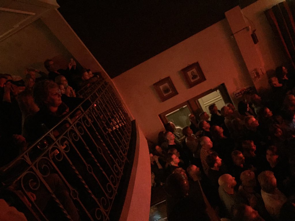 PoppodiumApollo's tweet photo. Uitverkochte zaal voor Waylon!!!! 🎉🎸🎤👏🏻 https://t.co/TzBjRMHBPk