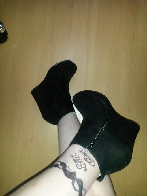 Other black shoes https://t.co/JNV8dYMbSl