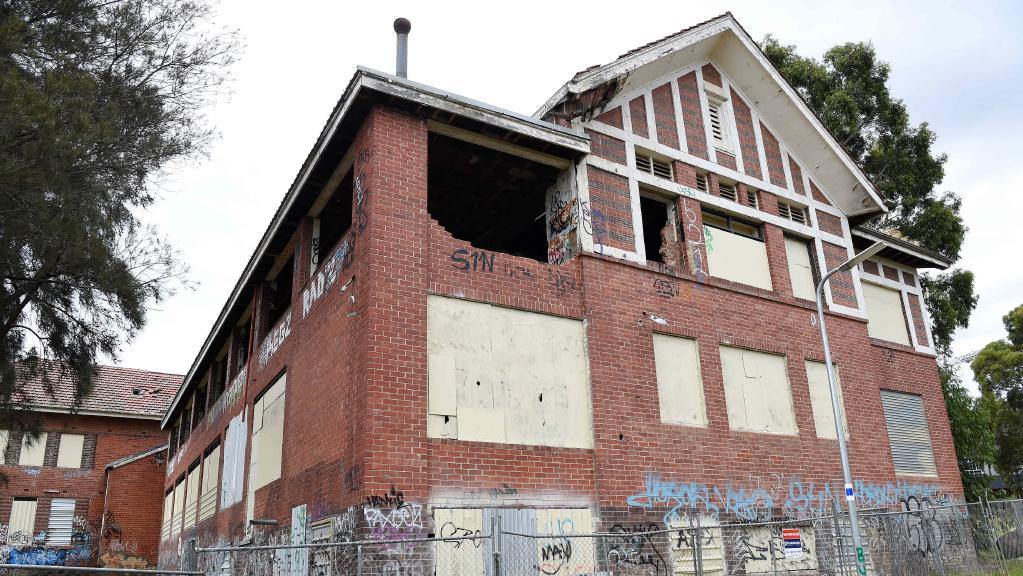 Danger warning as ghost hunters haunt abandoned asylum bit.ly/2nBfoUG