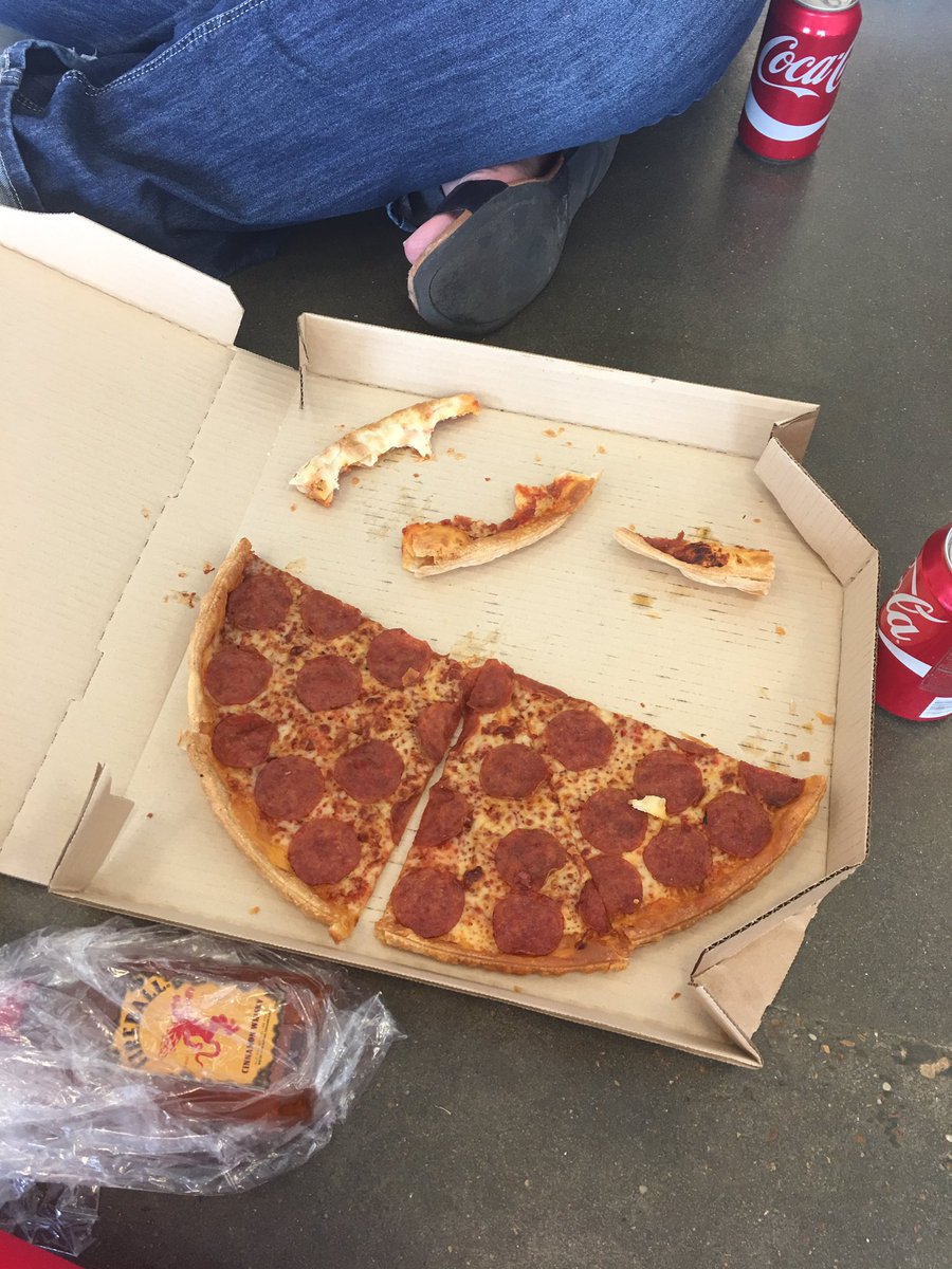 jhaba316's tweet photo. 🍕+ 🔥🎱+ 1st in line = AMAZING 2Nd NIGHT! #hungover #DevilDontSleepTour #FromTX @Shanmcdee @BrantleyGilbert @BRIANDAVISLIVE @LukeCombsMusic https://t.co/57vUqGBSgt