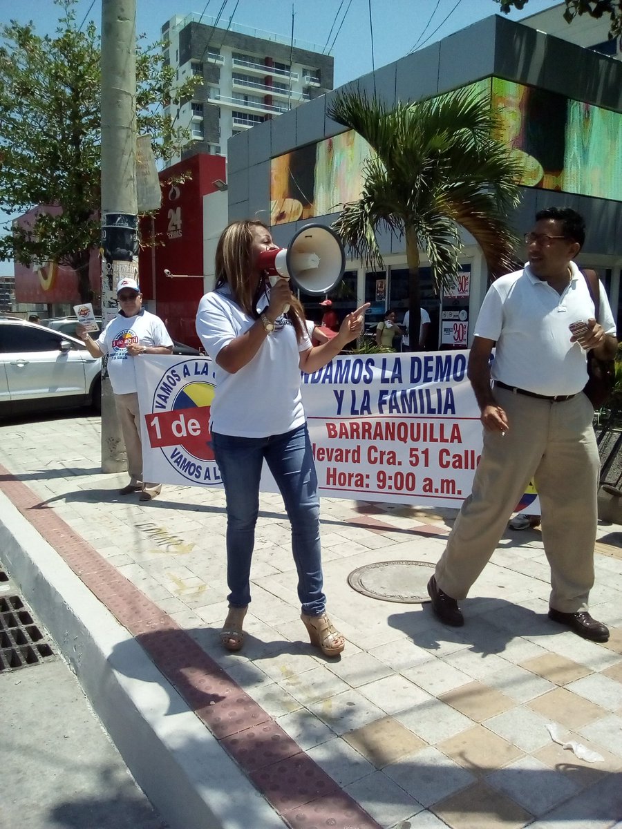 CeDemocraticoAt's tweet photo. No te quedes en casa, este primero de Abril levanta tu voz, y manifiesta tu inconformismo por los atropellos del gobierno! #Barranquilla https://t.co/0ewwz7pjxV