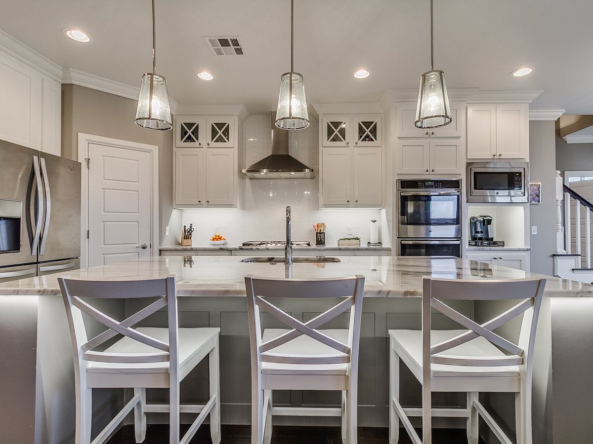 candcbuildersok's tweet photo. We love to watch our customs come together after they are occupied! Check this sleek kitchen! #norman #candcbuilders #customhomes #pride https://t.co/zEg2SuB5cE