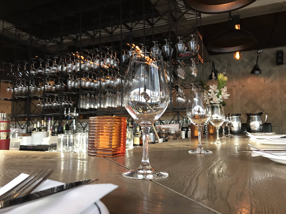 The crew is all set for our Friday night service <a href="/Restomeson/">Restaurant Meson</a> Welcome 🇪🇸 #food &amp; #wine lovers ! #Montreal #Villeray