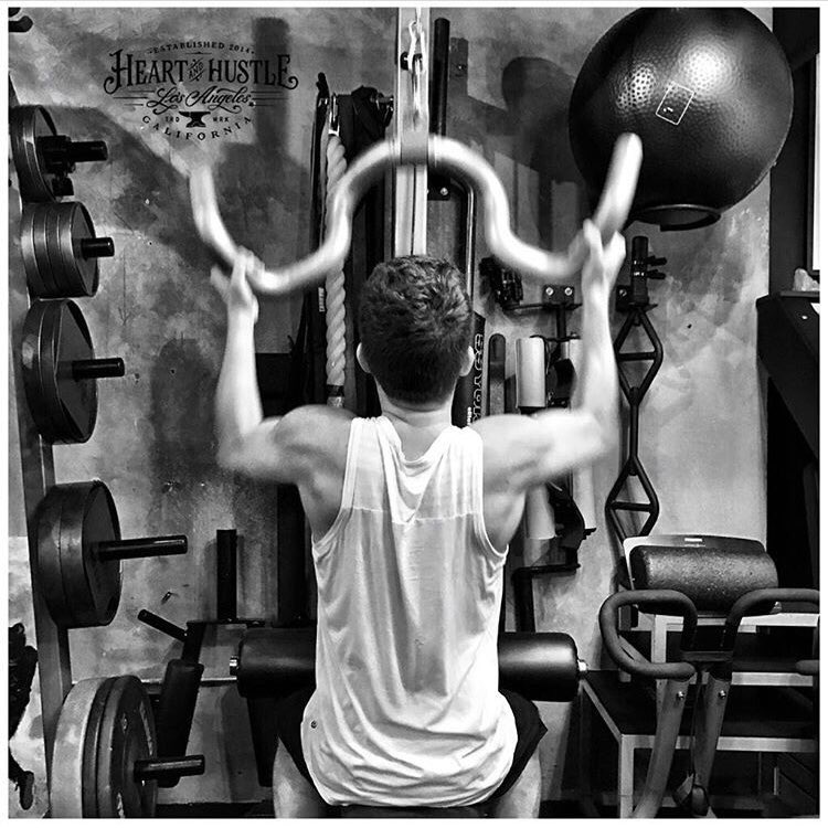mai_lii's tweet photo. Oh god these shoulders ππ
#hothothothothot π₯ @charlieputh https://t.co/aFvuERSwzu
