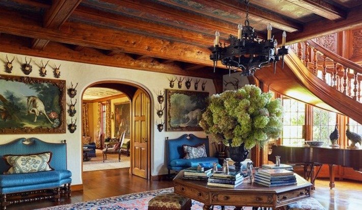 codylee45's tweet photo. We often forget to look up. The ceilings in Tommy Hilfiger's country home, however, ... https://t.co/KrU5YcssSE https://t.co/Va3uQMsOND