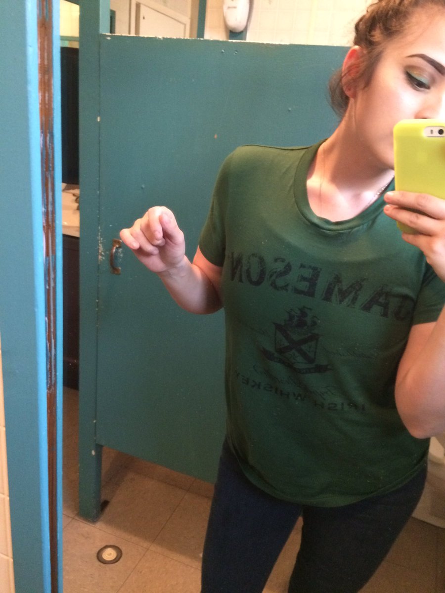 kurtblowbain's tweet photo. Work gave me a green shirt so no one picked on me. #barprobs https://t.co/jMf4jJoqKf