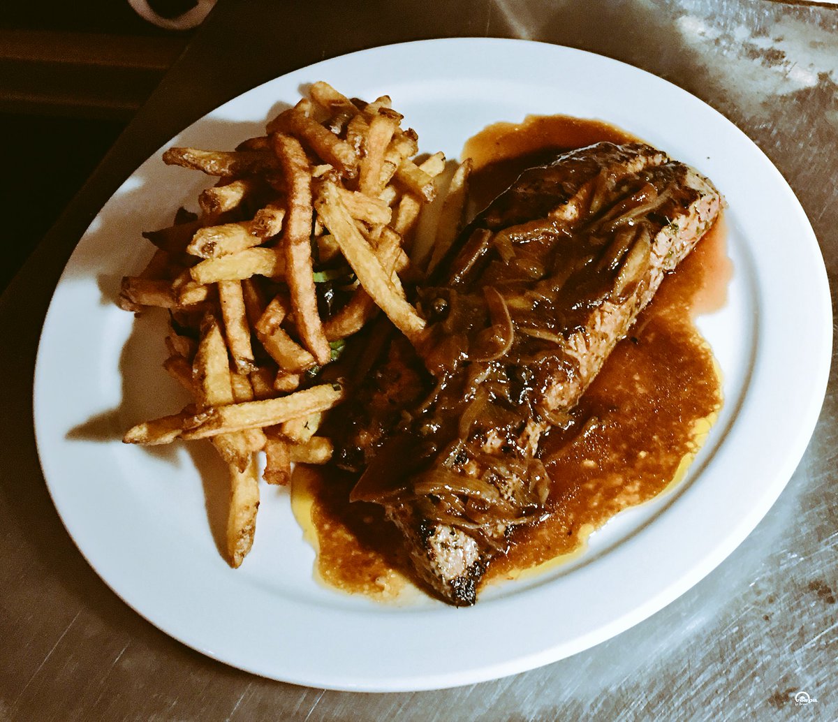 winebybrent's tweet photo. Delicious #steak frites @LeBaratinYYZ  #french 🇫🇷 #bistro in #Toronto 🇨🇦 w @belleisabelle cc @chefjeanregis https://t.co/IWQu5KzzOl