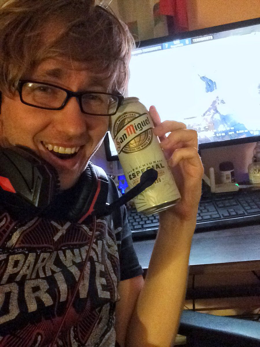 Friday night "Counter strike" and chill with my friend Miguel. Missed this, bud! 😂