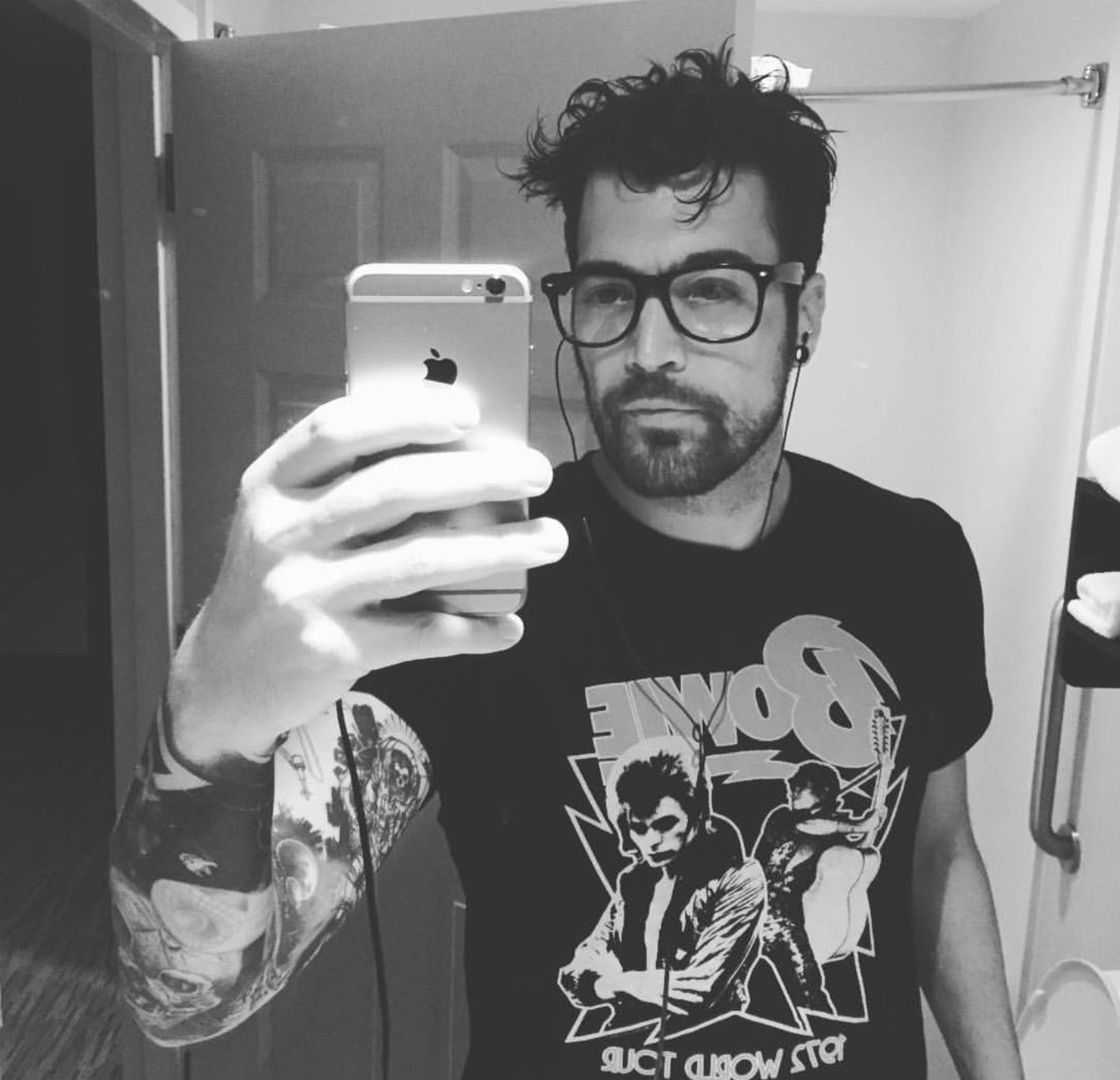 MosseyHunter's tweet photo. Ummmm, heeelllloooooo Dustin Bates😍😍😍 #starsetsingerguy #starset #mancrush https://t.co/hqnlDYmby0