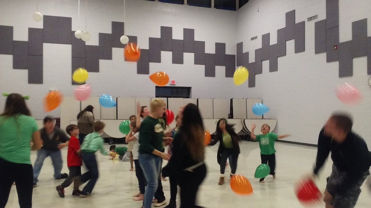 SHHS_FCCLA's tweet photo. FCCLA Parent Night Out at SHHS. Awesome!! #somuchfun https://t.co/4CquWJnv7d