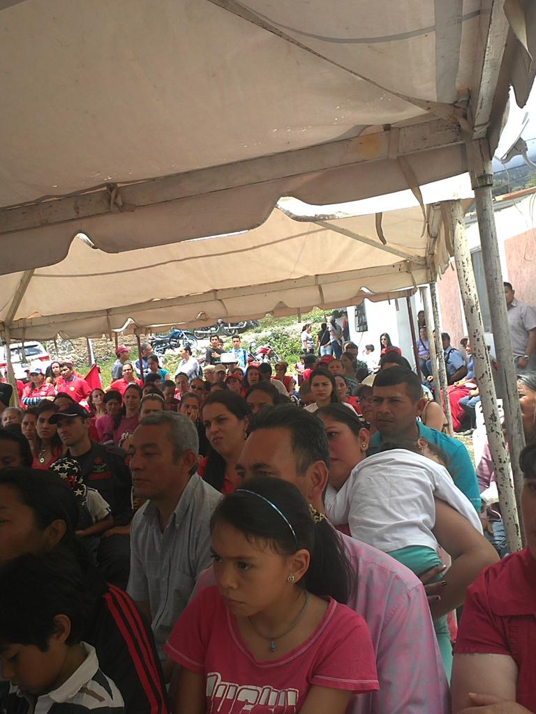 Omaira_labeba's tweet photo. Grandia  el de ayer yop muy feliz recibiendo mi casa gracias mi comndnt Chávez y maduro y mi gobernador @GobAlexisR. https://t.co/e6yD7Ynlmk