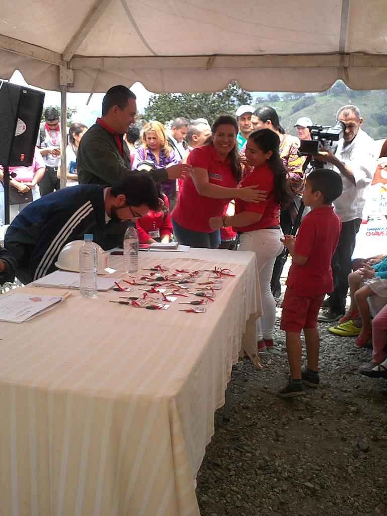 Omaira_labeba's tweet photo. Grandia  el de ayer yop muy feliz recibiendo mi casa gracias mi comndnt Chávez y maduro y mi gobernador @GobAlexisR. https://t.co/e6yD7Ynlmk