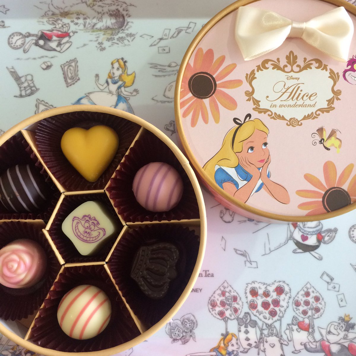 チェルシー 上 トリュフアソート L 下 スイートギフトセット バレンタインからホワイトデーまでスイートプラザのアリスのお菓子を見たり食べたりしてきたけど 勿論全部ではない パッケージも可愛くお味も 来年も期待 不思議の国の