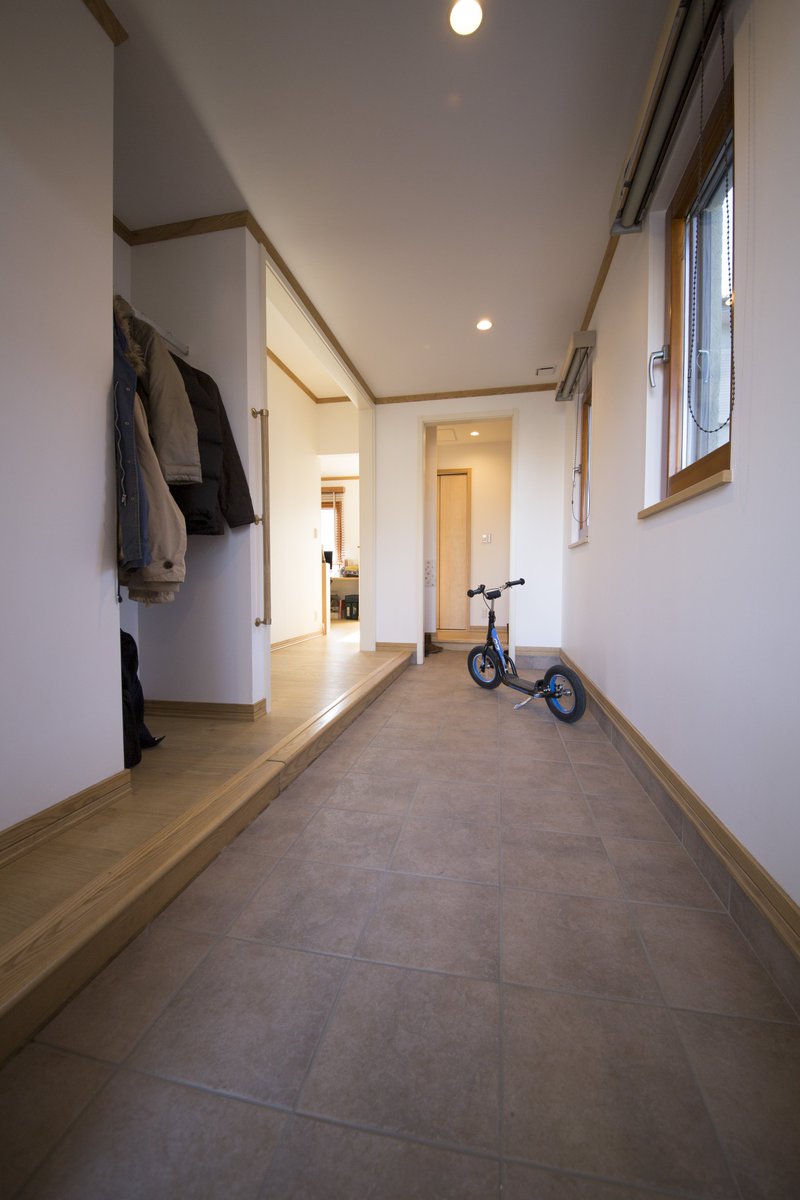 Hokushu 北洲さんのツイート 奥行きのある玄関だから出来る事 グッドエイジング Hokushu 北洲 北洲ハウジング Haluka ハルカ はるか 住まい 家 ライフスタイル 素敵 おしゃれ 北欧 ヨーロッパ 玄関 クローゼット ウォークスルー 洋服 コート