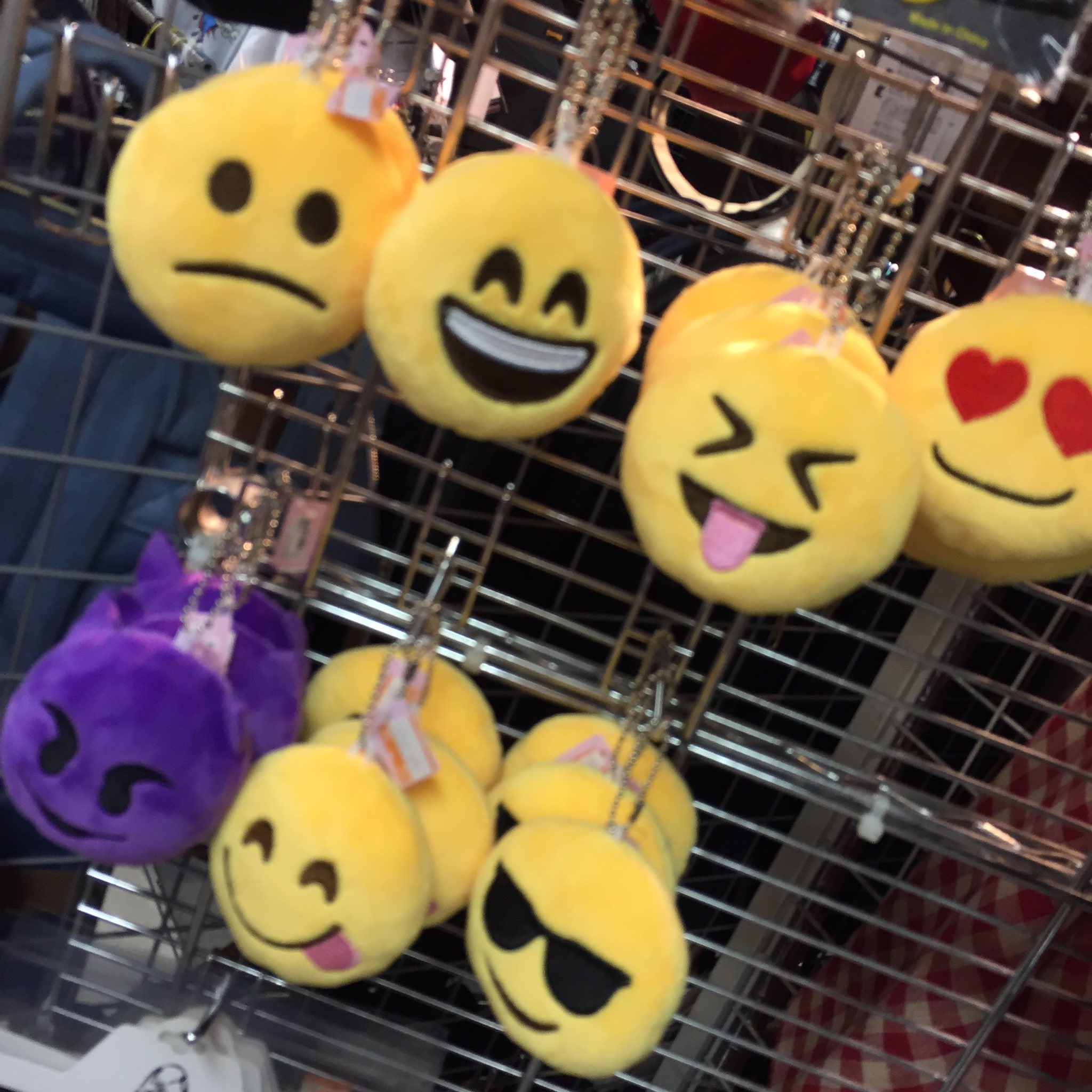 ヴィレッジヴァンガードt Face Iphoneの絵文字でよくみるこたちの グッズがついに入荷したよー かわいい 友達とお揃いで持つのがマスト 店長の1番よく使う絵文字 もグッズでてほしいな