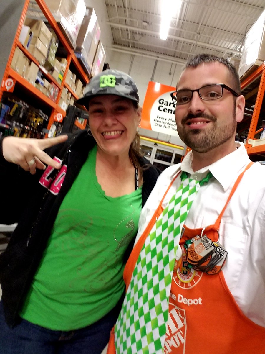 FFT green! Having fun at work, despite the 1270 cartons lol <a href="/linda7664/">Linda Maes</a> @PjacksonHD3819 <a href="/hdspielvok/">Kathleen S</a> @HillardBob <a href="/GardnerD314/">Sara Gardner</a>
