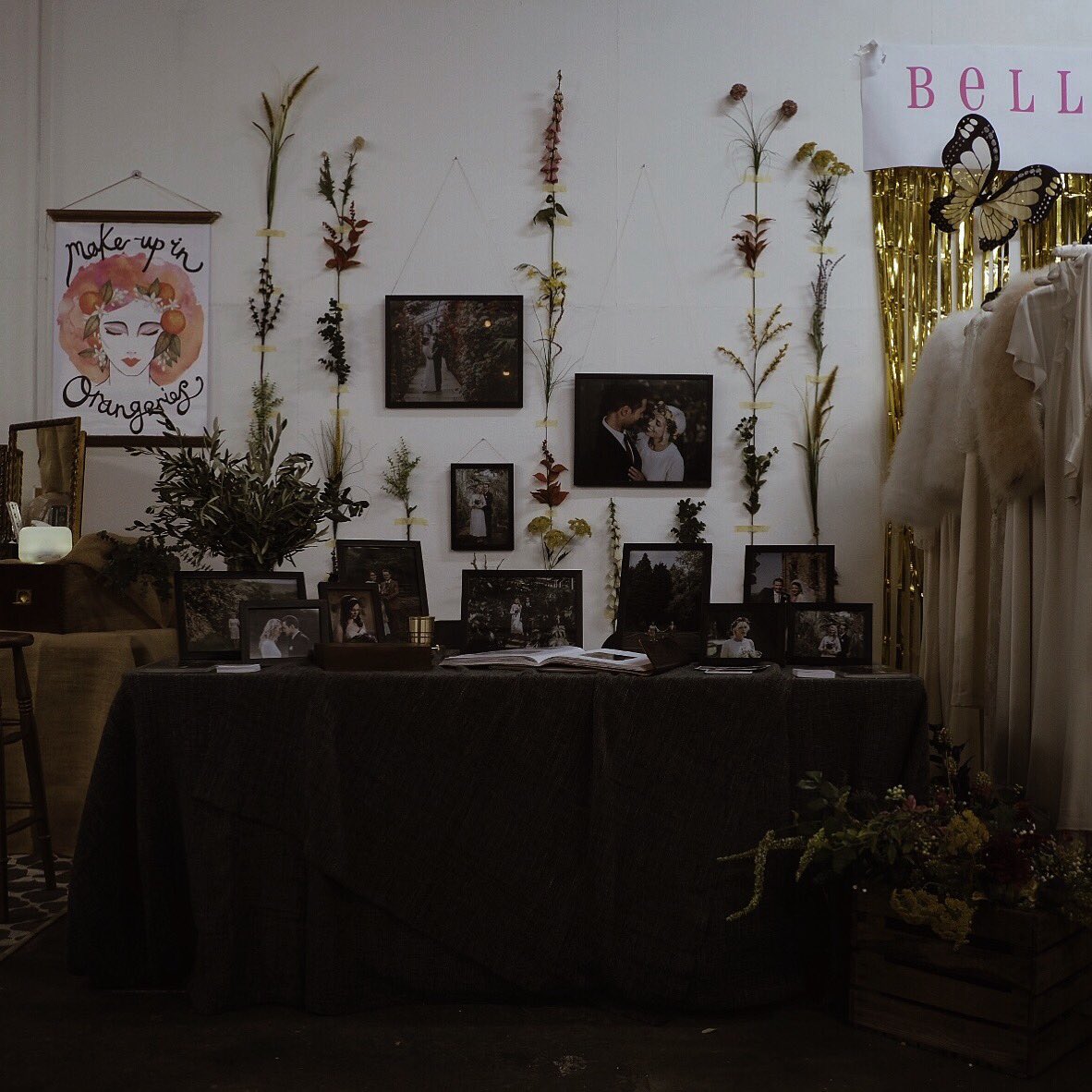 All set up + ready to go at <a href="/CuriousParties/">Becky Hoh</a>! Thanks to <a href="/thewildfoxuk/">The Wild Fox</a> for the foliage 🌿 Looking forward to meeting lots of lovely couples ✨