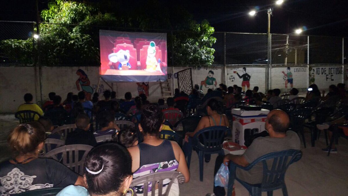 emuyshondt's tweet photo. Llevando el "Cine Nacionalista" a la población de la Comunidad Nueva Israel, Sector La Charratarera en el Distrito 4 de San Salvador. https://t.co/1V3DkyjpoZ