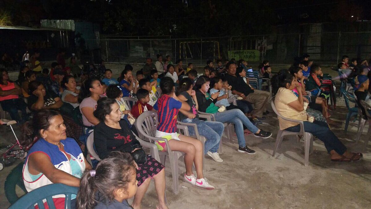 emuyshondt's tweet photo. Llevando el "Cine Nacionalista" a la población de la Comunidad Nueva Israel, Sector La Charratarera en el Distrito 4 de San Salvador. https://t.co/1V3DkyjpoZ