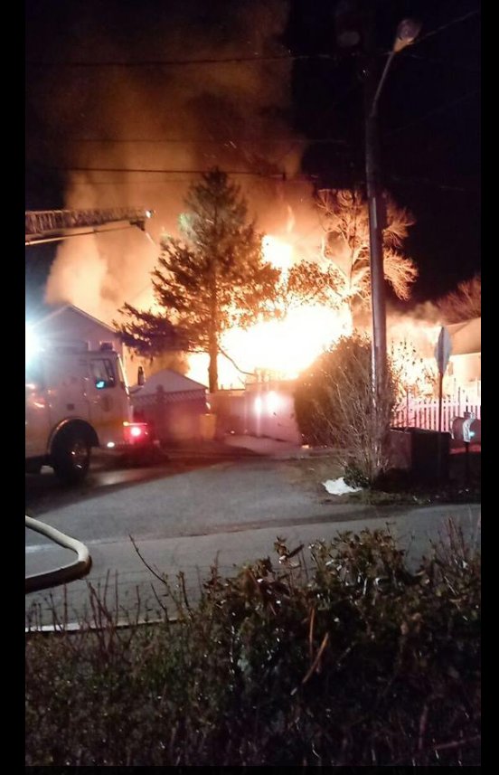ArundelNews's tweet photo. #BaysideBeach | 2nd Alarm Working House Fire | 2100 block of Lake Dr | Photo from subscriber https://t.co/OtKcKukhHx