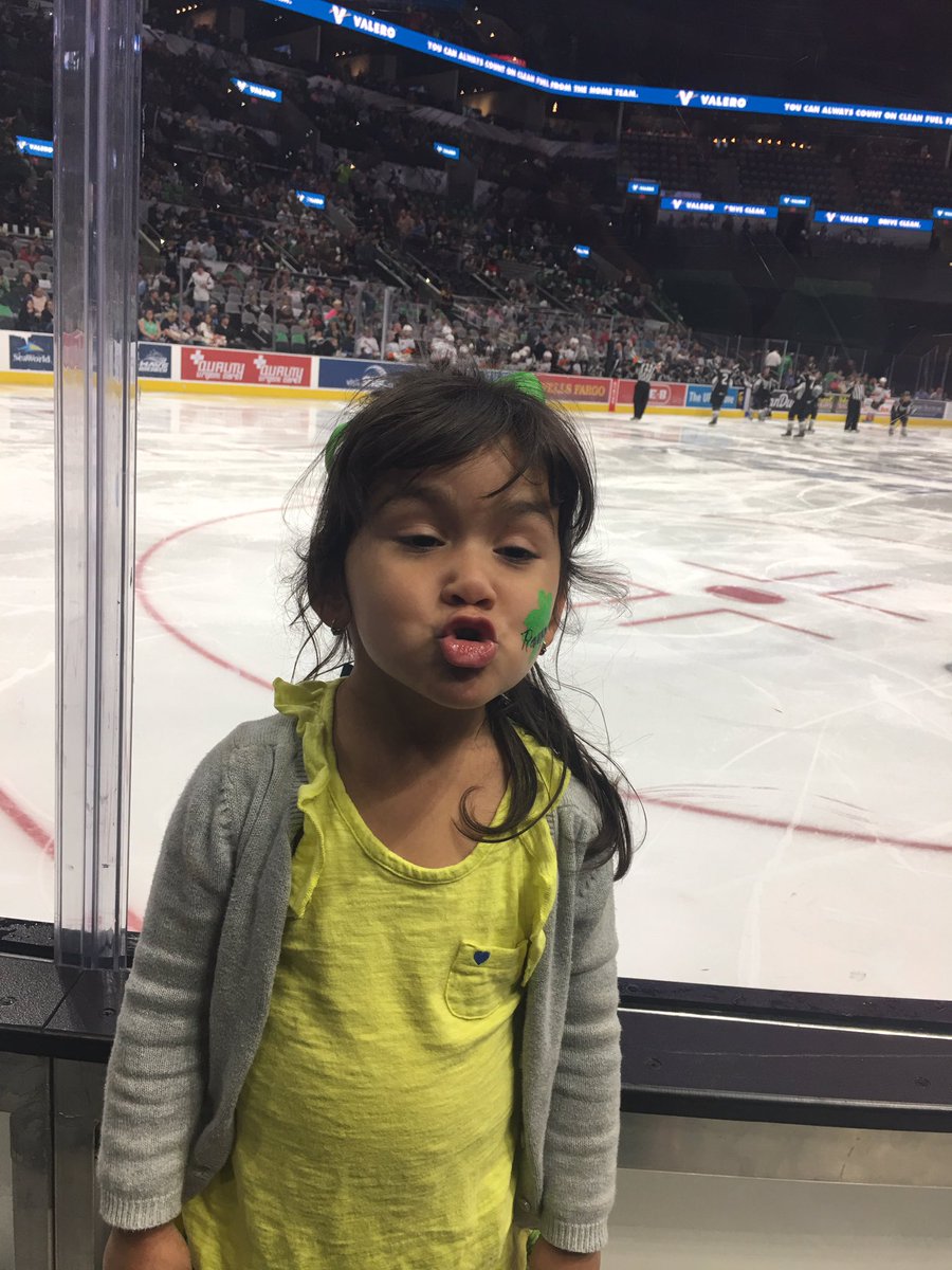 Gigis_corner's tweet photo. 1st hockey game and loving it!  #SARAMPAGE https://t.co/yeLNCnYeqI