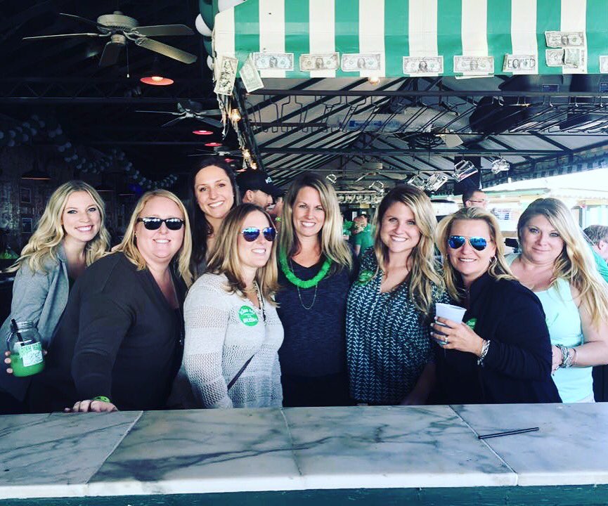 Brit_Newby's tweet photo. Feeling lucky with these pretty ladies 💚🍀 https://t.co/iHcFwrVatK