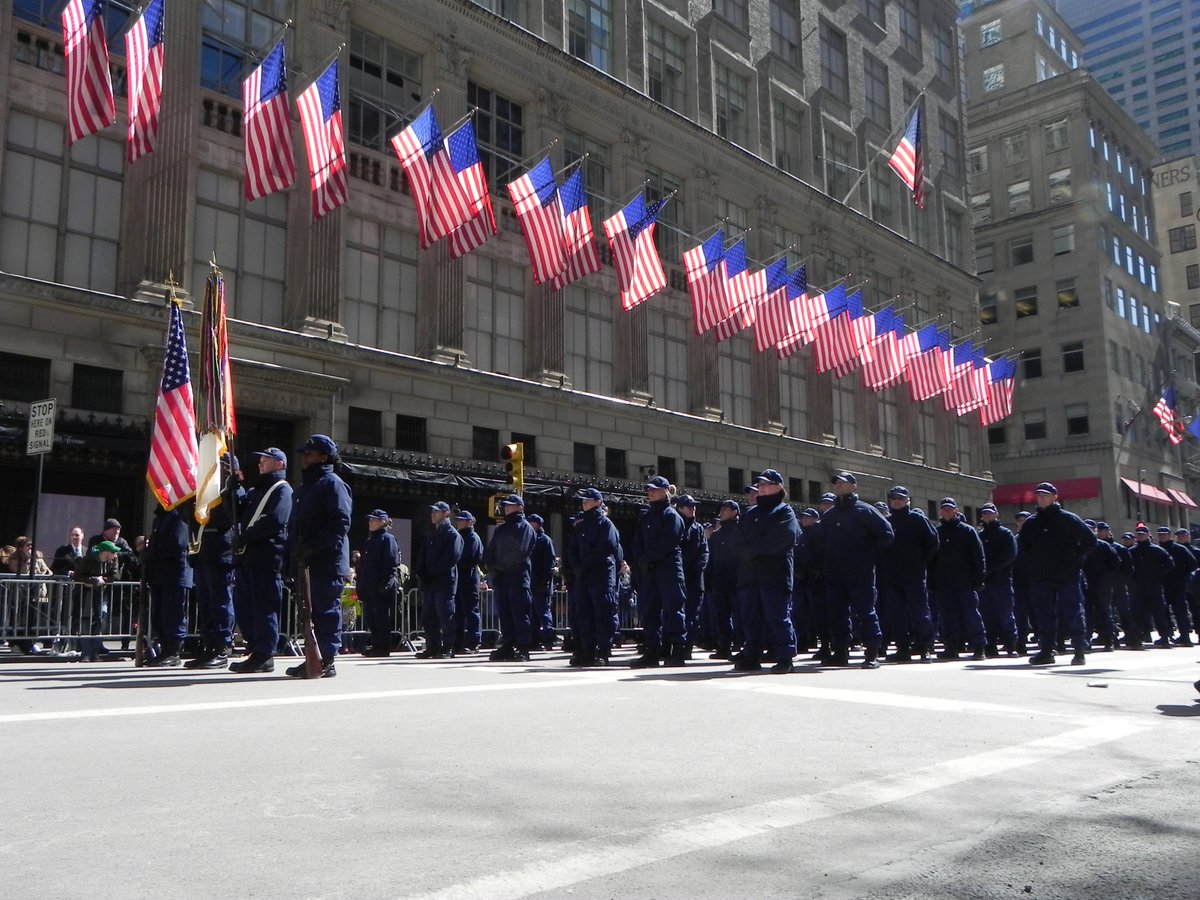 USCGAuxD1SR's tweet photo. Men &amp; Women of the Coast Guard and Coast Guard Auxiliary units from the Tri-State area marched in the @StPatsParadeNYC @USCGNortheast https://t.co/Hw7o0nVAhE