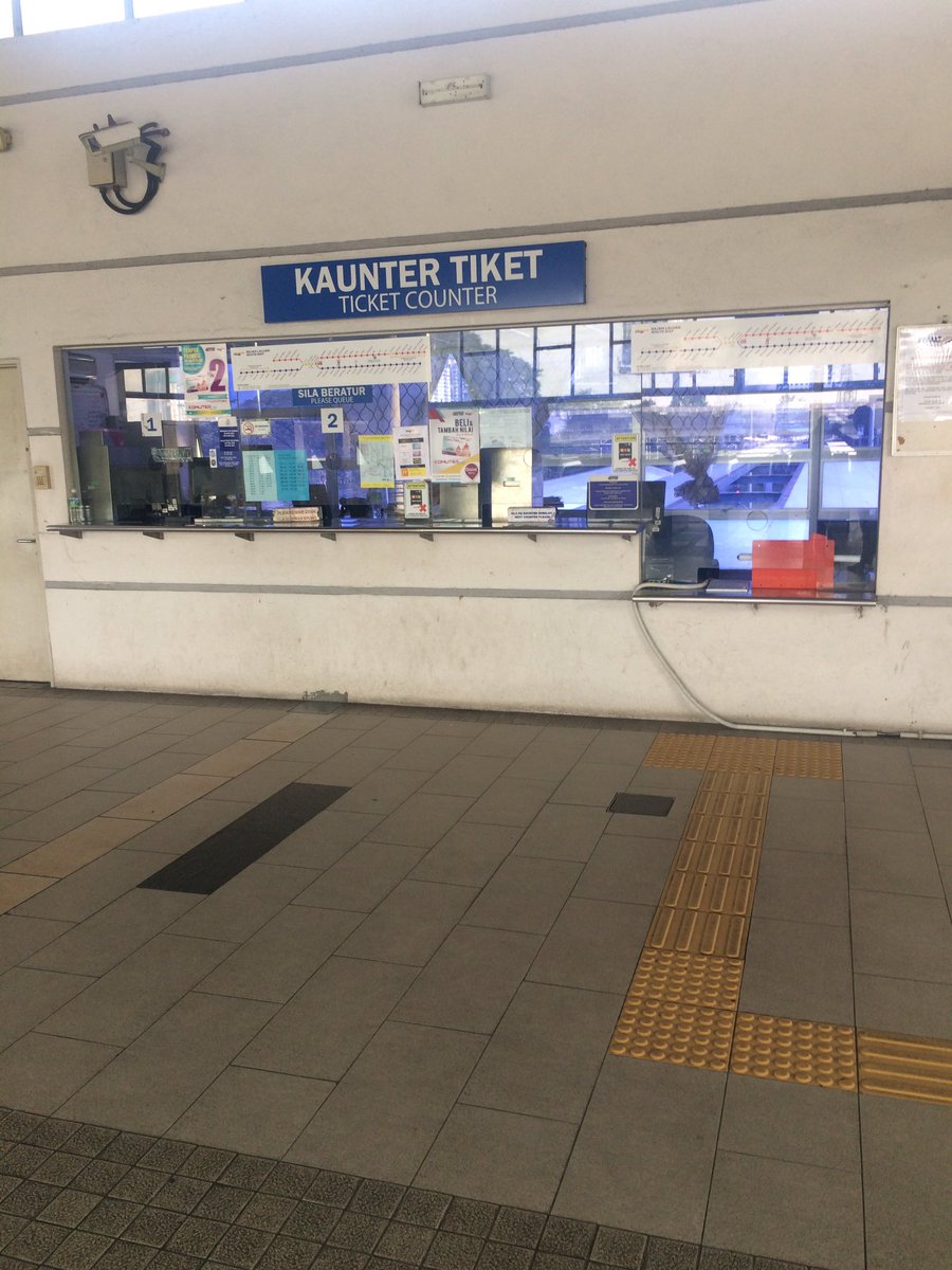 AKUUYA's tweet photo. KTM ticketing staff batu cave named Fauzi incharge today shouting impolitely !!@InfoKTMkomuter @ktmcomuter @GOMalaysiaNews @TourismMalaysia https://t.co/61b8r2fyj0