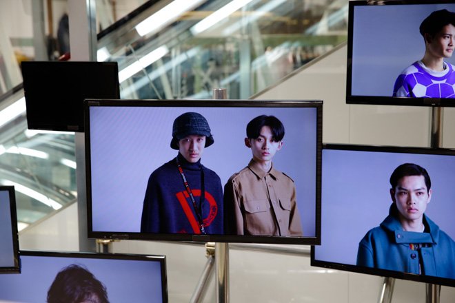 fashionsnap's tweet photo. ゴーシャ・ラブチンスキーが"東京のユース"撮影した展示開催 モデルに一般人を起用 https://t.co/0LubOY7ZzS #gosharubchinskiy #DSMG https://t.co/aW0lImj1MX