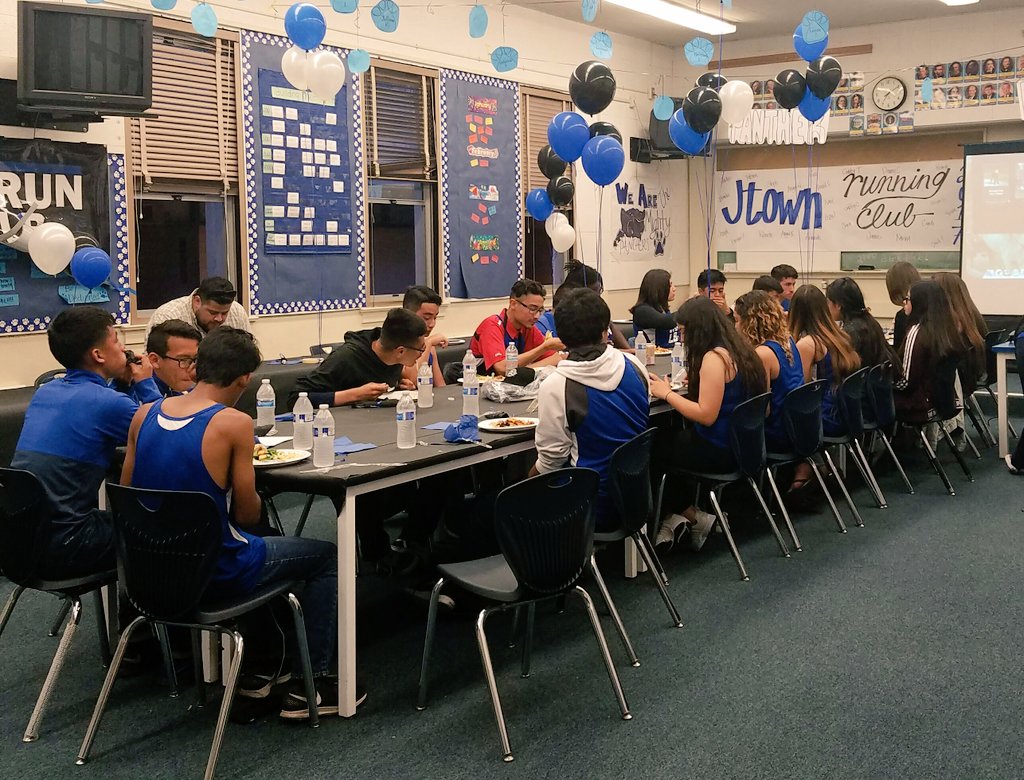 megankerr's tweet photo. Pre-marathon dinner for #JTown running club. Proud of our 22 #LBUSD Jordan Panthers who will run the #LAMarathon Sunday #carboload #RunLB https://t.co/YgoWS76pg7